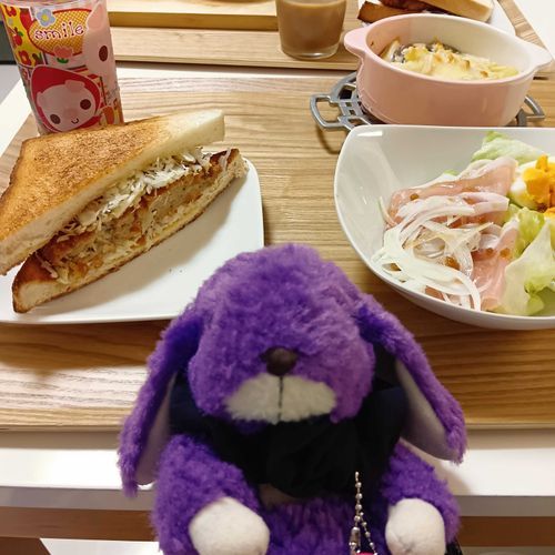 メンチカツサンドとグラタンとサラダだよ