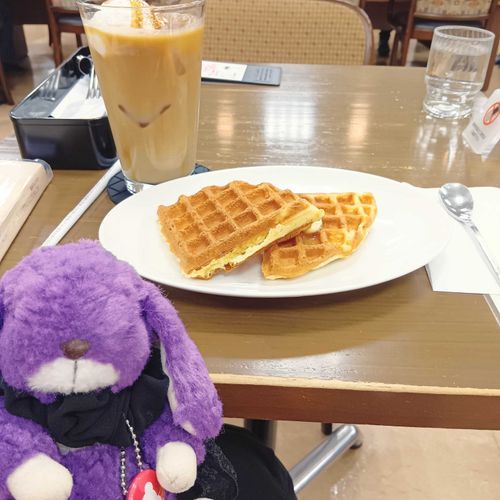 ワッフルとこくとうカフェオレだよ
てんちょう？っぽいてんいんさんがいるときのワッフルがいちばんすきなやきかげん！