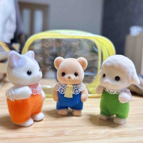 🐱｢あしたは、新幹線にのってお出かけするんだって！｣
🐑｢わくわくするねー！｣
🧸｢新幹線…初めてだから緊張する…｣