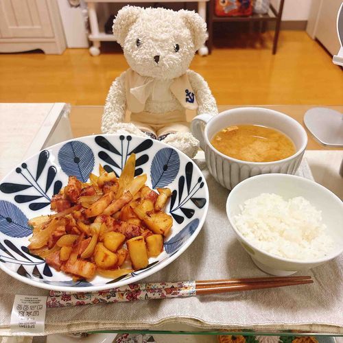 ごしゅじんはジャーマンポテトをつくったって！
おみそしるとのなぞの組み合わせだよ！🧸