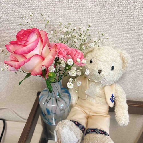 かわいい花瓶をおむかえしたから、おはなを買ってきたんだって〜🌸
いけるのむずかし…🧸