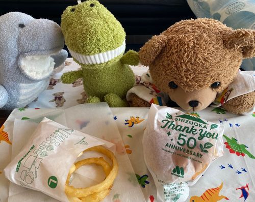🧸「こんにちは！くま太郎🧸とリュッくん🦖なの！！
きょうはモスバーガーにいってきたのー！ひさしぶりにたべるからなににしようかなやんじゃった🤭
おいしそうだな～💕💕」

🦖😁「ニシシ、モスバーガーおいしいけどオイラ的にはオニポテがたべたいんだぞ」

🦖「！？！？！？🦖😁☜(^o^;)（だれ？）」

こんにちは、くま太郎ままです。
昨日投稿した謎の歌。実は新しい子を選ぶ時の色に悩んでいてどっちにしようか考えた後に流行っているのを出しました😅
この子（🦖😁）はニシシ。よく笑っていたずらっ子だけどみんなを明るくするのが大好きな子です。
これからニシシもよろしくお願いしまーす！！

🧸「あれ！？きょうりゅうさんがふえているの！？😳」