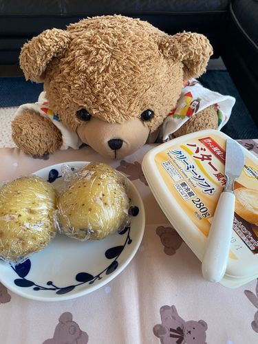 🧸「こんにちは！くま太郎なの🧸
きょうはじゃがバターたべたの！！
ホクホクのじゃがいもにたっぷりバターつけちゃった🤭💕💕
でも、このおしゃしんとっていたらままのままから「そんなんじゃダメ！」と😅
もっとおいしくとならなくちゃといわれちゃってぼくたちわらっちゃった🤣
こんどはままのままにていあんされたとおりのおしゃしんとりますの！(^^ゝ」