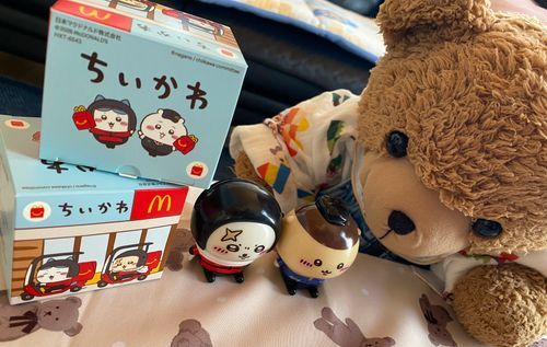 🧸「こんにちは！くま太郎なの🧸
きょうはマックにいったらちいかわのハッピーセットあります！っててんいんさんからきいてきゅうきょマックにしたの！（大人でも買っていいですか？と聞いてありますByくま太郎まま）
4つかうよていだったけどそんなにたべれないから2こにしたの！ラッコ先生とくりまんじゅうせんぱいがでたのよー！！💕💕
どっちもかわいいのね！👀✨」