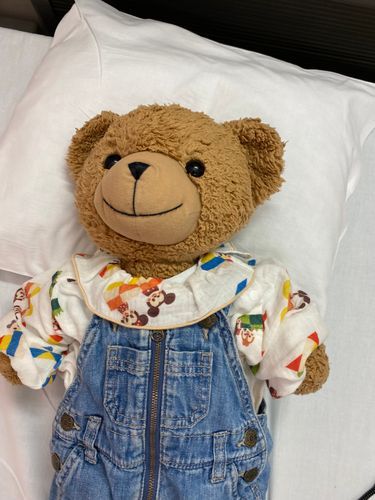 🧸「こんにちは！くま太郎なの🧸
きょうのおしゃしんはままがしゅじゅつにいっているあいだにベッドでねていたぼく。
このときはままのままとまっていたけどふあんだったなー、1じかんくらいでおわりますよっていわれてもふあんよね🥲💦
ままがくるまいすでグッタリしながらかえってきたときはちょっとないちゃった😭
まま、げんきでよかったー😭」