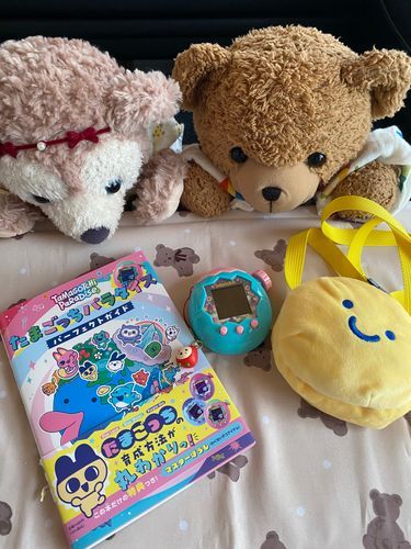 🧸「こんにちは！くま太郎🧸とプリンちゃん🧸🍮なの！
きょうはままがさいきんハマっているのをしょうかい！！🤭💕
みんな、たまごっちしっている？いまバズっているんだってー👀✨
ままはさいしんさくのたまごっちパラダイスってたまごっちをやっているの！ぼくとはであってなかったむかしにたまごっちやっていたけど「今のたまごっちってこんなに可愛いんだ😳💕」ってままおどろいていた👀
グッズとかもかいたいなーだって、またふわもこちゃんふえるのかな？🤔💕」

🧸🍮「ぷりんも たまごっち する！😳✨」