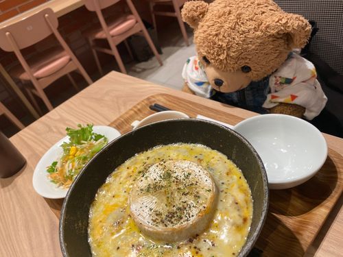 🧸「こんばんは！くま太郎なの🧸
きのうのようかいさんにあったときにおひるはチーズりょうりやさんにきたの！！🧀
たくさんのチーズつかったりょうりたべれておいしかったー😋💕💕
おしゃしんのまんなかにカマンベールチーズはいっていてぜいたく😌💕💕」