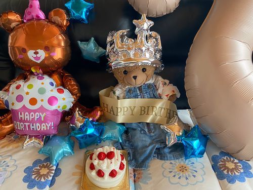 🧸「こんにちはー！くま太郎なの🧸
きょうはぼくとままのたんじょうび！！🎂🎉
ぼく2さいになりました！！✌(´>ω<｀)✌
あっというまよね😳💕ちょっとたいへんなじきだったけどぶじにたんじょうびできてよかったのー💕💕

ぼくのみぎのはでっかい2ってふうせん、おおきくてはいらなかった🤣」