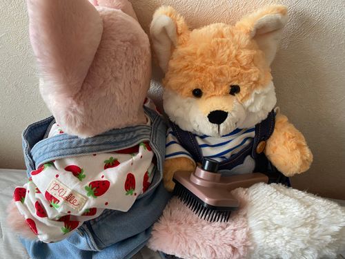🦊🍚「こ、こんばんは…。いなりだよ…。
みんな台風は大丈夫だった？ぼくんちは幸い何事も無かったんだけど少し離れた場所で土砂崩れとか起きたんだって…。怖かったけどいちごお姉ちゃんやくま太郎くん、みんな一緒で大丈夫だっから良かったよ。
雨の日はぼくらボワッてなるからお互いに毛ずくろいしたんだ…。
明日から晴れるといいな…。」

🦊🍓「こんばんは、いちごです☺️皆様、台風怖かったですね。私共もままさんと様子を見ながらお家で過ごしておりました。怪我が無い事が一番でしたが、皆様に置かれましては如何でしたか？💦💦
私達は湿気でおけけがボワッとなりましたのでいなりに頼んで尻尾をブラッシングして貰いました☺️💕
これで一安心です😌💕💕」