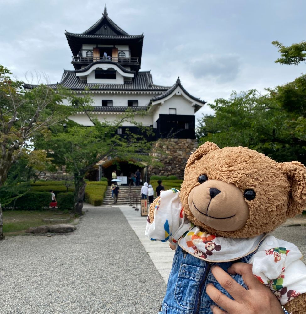 🧸「こんにちはー!くま太郎なの🧸
ジャジャーン!!ぼくのうしろにあるのは犬山城なの💕
きのういってきたのよ!!おしろのなかにはいったけどかいだんはきゅうだからこわかった🥺
このあとにゆうめいなじんじゃいってままがお願いしたらおみくじ大吉だったのよ!(ง ᵕωᵕ)ว♪
ままのおねがいかなうといいなー💕」