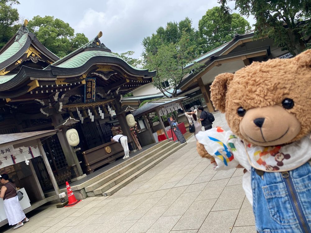 🧸「こんにちはー!くま太郎なの🧸
きょうのぼくはままたちといっしょにひがえりりょこうへいってきたの!
これはえのしまじんじゃにいったとき!💕
ままがおみくじひいたら小吉!!😭
えー、ねがいかなわないってことなのかなー🥺ってままかなしんでいたの😭」