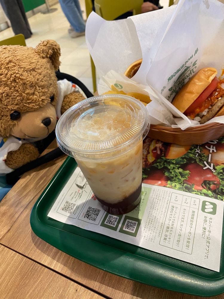 🧸「こんにちはー!くま太郎なの🧸
きょうはモスバーガーいってままがほんやさんにいきたかったみたいだからよりみちしたの!
このね、モスバーガーでのめるアイスティーおいしいの😳💕
さっきたべたばっかりなのにもうのみたいの😋✨」