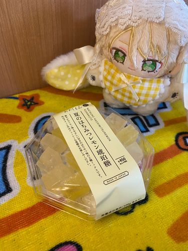 こんばんは！新米プロデューサーくま太郎ままとあいらちゃんです🌙*ﾟ
今日は3coinsで売っていた琥珀糖を食べました！！
あいらちゃんと同じ色に惹かれて買っちゃった🤭
はちみつ味とレモンなんだけど、これが美味い🫢💕

はちみつの方は特に美味しかった…。
期間限定だけどまたあったら買いたい😋
（写真よく見たら下のタオルのせいで琥珀糖が綺麗に映ってない！😭）