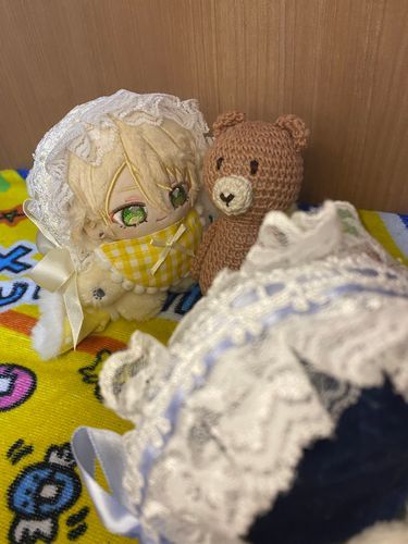 こんばんは、新米プロデューサーくま太郎ままとあいらちゃんです！🌙*ﾟ
最近、あいらちゃんが一人でいる時に寂しくないようにお迎えしたい子と似た色のくまさんをプレゼント🧸🎁
これで寂しさ減るといいね、あいらちゃん。😭

実は我が家にはもう一人のいつぬいさんがいます！
この子も中古でお迎えしましたが、もう少しあんスタを勉強してから登場させようと思いましたがそろそろいいかなぁ～っと☺️
近々、登場して貰います♡💪( ´˘`💪)