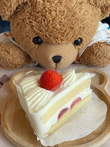 🧸「こんにちは！くま太郎なの🧸
きょうのおやつはケーキたべたの🎂
シンプルなショートケーキがいちばんおいしい😋💕
でも、シャインマスカットをつかったケーキやもものタルトとかもあったからそっちもきになっちゃう👀✨」