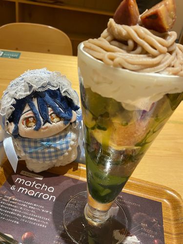 こんばんは！新米プロデューサーくま太郎ままとチトセさんです🌙*ﾟ
今日は編み物教室の日だったのでチトセさんを連れてお出かけε”(ﾉ* •ω• )ﾉ
いつも寄るお店で限定パフェを食べましたが、まさかの食べれない柚が入っていてびっくり！ちゃんと確認しないとですね👀💦

今日の編み物は糸で出来るブレスレットを作りましたが、これがまた難しい！！(  ･᷄ὢ･᷅  )
1時間半掛かってしまった…。でも、出来たので明日にでも紹介したいです☺️
後、今日は帰りに怖い目にあって情緒不安定になりましたがなんとか1日終わりました、チトセさんもありがとうね☺️