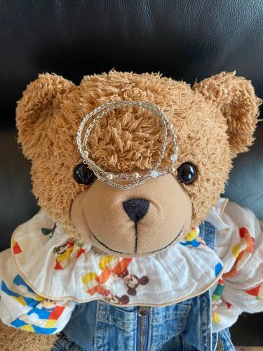 🧸「こんにちはー！くま太郎なの🧸
みてみてままがあんだブレスレット！！
これ、いとでできているの😳

おしゃしんいいのとれなくてぼくのあたまにのせていたの🙄
うでにつけるとかわいいんだー！☺️」