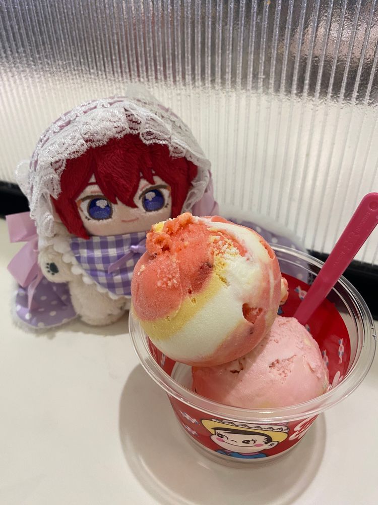 こんにちは、新米プロデューサーくま太郎ままとつかさくんです😊✨️
昨日はご心配して下さりありがとうございます😌
薬がだいぶ聞いたのか少し前よりかは歩けるようになりました😊
まだ油断出来ないので自分の身体と相談しながら無理の無い範囲で行動出来るようにします☺️
今日は編み物教室の日でしたのでつかさくんに着いて来て貰いました!
サーティワンのアイスやっと食べれたー!!ミルキーとのコラボアイス美味しかった🤤💕
