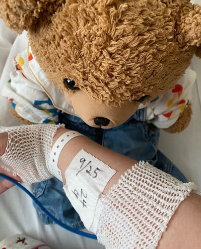 🧸「まま、にゅういんしたの。

こんにちは！くま太郎なの🧸
きょうはままのあしのむくみのげんいんきいてきたの！そしたらきんきゅうにゅういん😳💦
たくさんけんさして、いたいことたくさんしたんだって😭
そのときぼくはおうちでおるすばんしていたからままがいたみとたたかっていたときにかけつけられなかったの🥺

てんてき3かいもさしたのよ😳💦
いたいよー😭さいけつもあしにされたみたいだし😭😭😭

でも、ぼくがかけつけたからだいじょーぶ！！
たいいんまでままとがんばるの！♡💪( ´˘`💪)」
