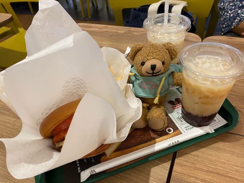 🧸「こんにちは！ミニくま太郎なの🧸
きょうはままがおでかけするっていったからままのままもいっしょについていったのεε＝(((((ﾉ･ω･)ﾉ
1しゅうかんぶりのモスバーガー🥹たべたくてしかたなかったんだー！！
いつものティーミルクものんでもぐもぐゴクゴクŧ‹”ŧ‹”( ‘ч’ )

おいしかったけどままはかなりつかれちゃってこのあとにかえったの😅💦
たいりょくつけないとなー💦」