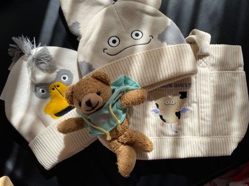 🧸「こんにちは！ミニくま太郎なの🧸
きょうはしまむらがドラクエとのコラボをしていたからいってきたの！εε＝(((((ﾉ･ω･)ﾉ
かいてんまえにいったけど、けっこうならんでいた😳💦
ままとままのままとならんでせいりけんもらっててんないでたいき！ほしかったのうりきれないかドキドキしたぁ👀💦

ほしかったのかえたのー！！おぼうしはどーしてもほしかった🥺
おぼうしはいっこはままのままにたのんでかってもらいましたの😌✨
ぼくのおともだちとおなじコたちのグッズかえてまんぞくしたの(*˘︶˘*).｡.:*♡」