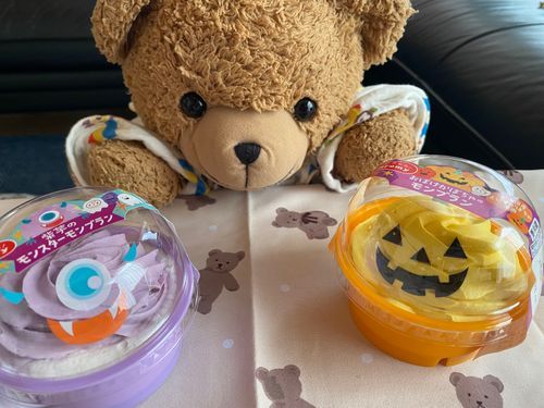 🧸「こんにちは！くま太郎なの🧸
きょうはハロウィンにちなんだおやつをたべたの！！
これ、モンブランなんだってー😳でも、むらさきいもとかぼちゃ🤣
ぼくはかぼちゃたべたのー！ちょっとシナモンがはいっていてくせがあるけどおいしかった～🤤💕
あとすこしでハロウィンもちかいね、みんなはハロウィンのじゅんびとかしている？」