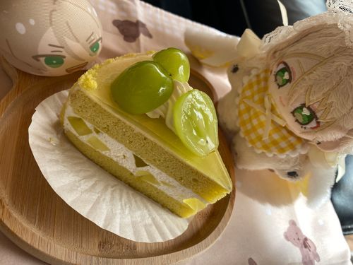 こんにちは、新米プロデューサーくま太郎ままとあいらちゃんです😊✨️
今日はシャインマスカットケーキを買ってきたのでおやつに😋
あいらちゃんの瞳と同じ色でいつかは食べてみたいって思っていたから食べれてよかったー🥹💕

人気だったから残り1つだったのもギリギリ💦
みんなで美味しく食べました😌💕🍇