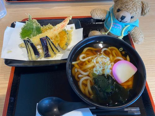 🧸「こんにちは！ミニくま太郎なの🧸
きょうは循環器内科にままといってきたのー！
けっかは、けっせんのこっていましたの😭でも、すこしずつとけてはきていますっていわれたのε-(´∀｀;)ﾎｯ
よこばいっていわれたのでゆだんできない(((；ﾟДﾟ)))ﾄﾞｷﾄﾞｷ
ひきつづきかよってけっせんなくなるようにしていくの！

きょうはさむかったからあたたかいおうどんたべたの🤤💕
だんだんさむくなってきたねー！」