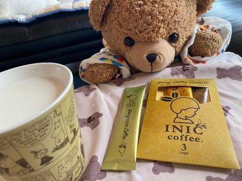 🧸「こんにちは！くま太郎なの🧸
きょうはハニーコーヒーをのんでみたの🐝☕️
カップにはいっているのはまだぎゅうにゅう🤣
このなかにコーヒーのこなをいれたんだけどはちみつのかおり😳💕
おあじは…おとななおあじ😌✨

もっとあまいかな？ときたいしちゃった🤣
でも、おいしかったー😆」