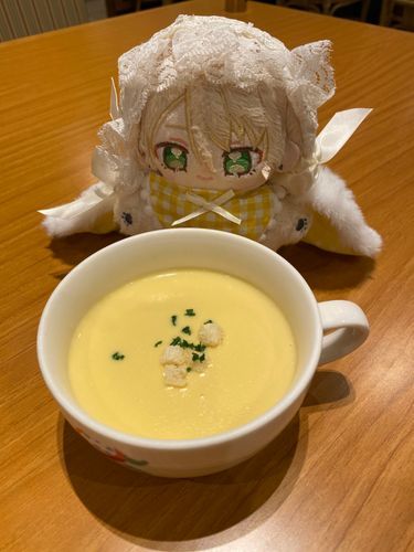 こんばんは、新米プロデューサーくま太郎ままとあいらちゃんです🌙*ﾟ
昨日、お出かけした日にとあるお店へ行ってきました。分かる人には分かる場所🤭
久しぶりに行ってきたけど色々と変わっていてびっくりしたー😳

メニュー選んだ際に店員さんから「何かお祝いとかありますか？」って言われて「退院したので！」と話す私🤣
盛大にお祝いして貰いました☺️💕
お写真はコーンスープ美味しかったのであいらちゃんにも見てもらいました😋🌽