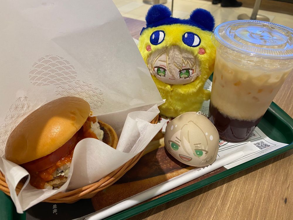 こんばんは、新米プロデューサーくま太郎ままとあいらちゃんです🌙*゚
今日のあいらちゃんはずっと前から欲しかったたまごっちの着せ替えのが手に入ったので着て貰いました💕
うん、可愛い( *´艸`)💕このまめっちのは地元じゃ手に入らないと思っていたので手に入った時の喜びが。゚(゚´ω`゚)゚。
おまんじゅうのあいらちゃんにも着せ替えとかあったらいいなー🙄
絶賛、私はモスバーガーにハマり中です🤣モスバーガーでおすすめあったら教えて下さーい!!😆✨