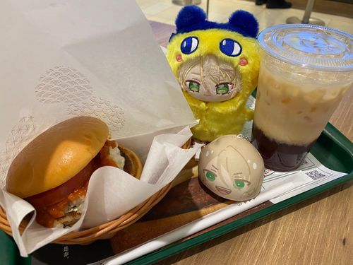 こんばんは、新米プロデューサーくま太郎ままとあいらちゃんです🌙*ﾟ
今日のあいらちゃんはずっと前から欲しかったたまごっちの着せ替えのが手に入ったので着て貰いました💕
うん、可愛い( *´艸`)💕このまめっちのは地元じゃ手に入らないと思っていたので手に入った時の喜びが｡ﾟ(ﾟ´ω`ﾟ)ﾟ｡

おまんじゅうのあいらちゃんにも着せ替えとかあったらいいなー🙄
絶賛、私はモスバーガーにハマり中です🤣モスバーガーでおすすめあったら教えて下さーい！！😆✨