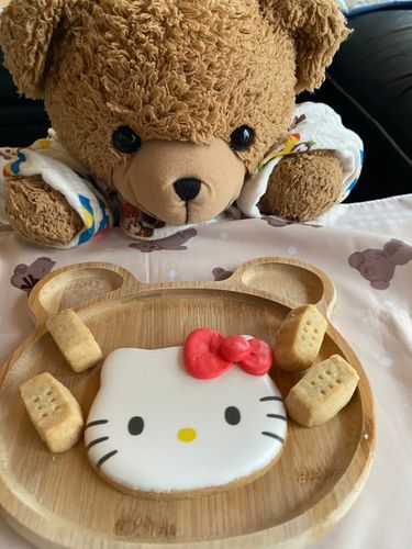 🧸「こんにちは！くま太郎なの🧸
きょうのおやつはキティちゃんのアイシングクッキーとちいさいクッキー（なまえわすれた🤣）
キティちゃんのクッキー、クオリティたかいよね！？キティちゃんだあ…。
まわりにあるちいさいクッキーはまたちがうしょうひんなんだけどこれがおいしいの😳💕
ミルクのあじわいがすごくておいしかった！
つぎかったときはなまえおぼえておすすめしたい(っ ॑꒳ ॑c)」
