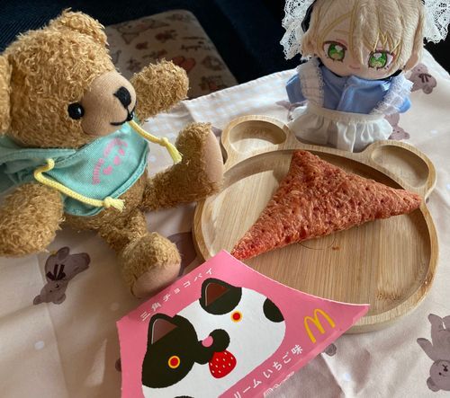 🧸「こんにちは！ミニくま太郎とあいらちゃんなの！
きょうはあさからバタバタ💦ままがあさごはんたべるのじかんないってはなしているくらいにちこく、ちこく～εε＝(((((ﾉ･ω･)ﾉ
なのにさんかくチョコパイをたべるというね🤣

ギリギリまにあったけどでさきはトラブルだらけでしたの😭」