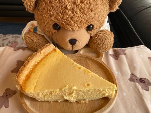 🧸「こんにちは！くま太郎なの🧸
きょうはコストコのチーズケーキかってきたの！！
ひとピースでこのおおきさ😳
たべごたえありますね～🙄💕💕💕

のうこうたっぷりなケーキでうまうま😋
すこしのこしてまたあしたにするの。
たべごたえあるからおなかいっぱい🤣」