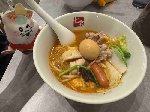 麻辣湯ってのが流行ってると友達に教えてもらったので夜ご飯は麻辣湯ちゃむよ〜✌✌
好きな具材を自分で入れるシステムちゃむ😘😘
トッピングでお肉も入れて豪華ちゃむね🫶🫶
