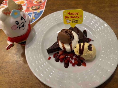 ㊗️生誕祭ちゃむ〜✌✌
お友達とご飯との事で誕生日ケーキココスからもらったちゃむ😘😘😘
明日は後夜祭ちゃむよ🤩