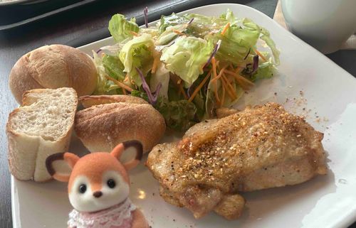 パリパリのチキン🍖と、ふかふかのパン🍞