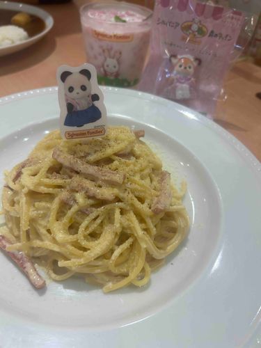 かわいいウェトレスさんが運んできてくれたよ〜