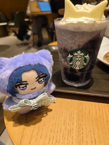 このフラペチーノの色味が俺に似てるんだって。似てる？