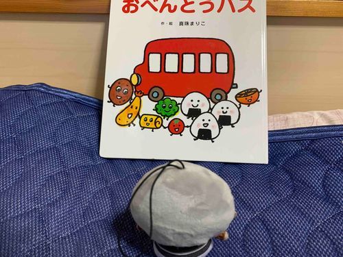 にんげんは、あかちゃんのおせわをするしごとをしてるらしい。
なにをおもったか、ぱぺのおれに、えほんをよんでた。
「あかちゃんじゃない！」っておこった。