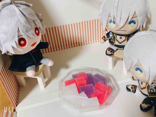 にんげん、きらきらのいしもらってた。
にんげんがきらきらいしをたべはじめて、びっくりした。
“こはくとう”っていうおさとうのおかしらしい。まじか。