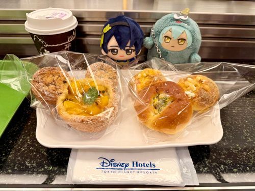 三日月｢おぉ！知っているぞ、これは｢ぱん｣という食べ物だな。可愛らしい形をしている｣
ワルはる｢ﾊﾙﾙ〜🌽、ﾊﾙﾙ〜🍋🥭｣