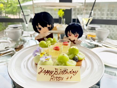 凛月｢今日は俺の誕生日〜♪今年も祝ってくれてありがとう、これからも幸せな日々になるように頑張ろうね｣
りつ｢☺️🍇🫖｣