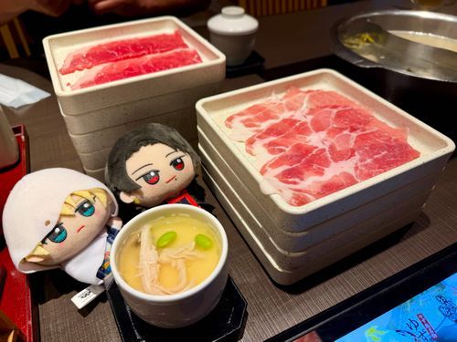 加州｢もうすぐ主の誕生日だから今日はお腹いっぱい食べれるお店に来たよ｣
山姥切｢主、まずは肉と野菜を焼くぞ。その次に寿司だ。気になった一品物も挟みつつ食べ尽くすぞ…!!｣