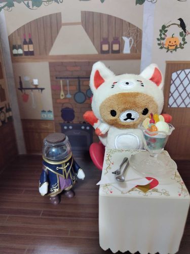 新居でパフェを食べる。
寡黙な同居人は食べないらしい。