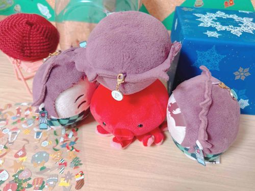 いつもおれたちのことをてつだってくれる やさしいたこさんです

ふわふわなのにちからもちで おれたちをもちあげてくれます！
なのでたかいところにも てがとどくんです！

いつもありがとうって みんなでぎゅっぎゅってしました！
やさしくてちからもち！だいすきです！