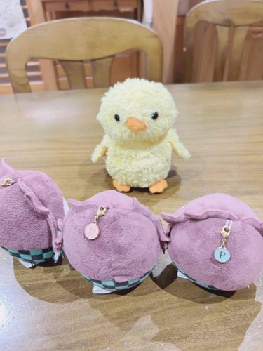 きょだいなひよこさんにあいました！
おはなしができるひよこさんです！

おれたちよりおおきくて おれたちよりもおはなしがじょうずなんです！

いったことをまねっこしてくれるんですよ！
ぴょこぴょこうごいてて とてもかわいいんですよ！