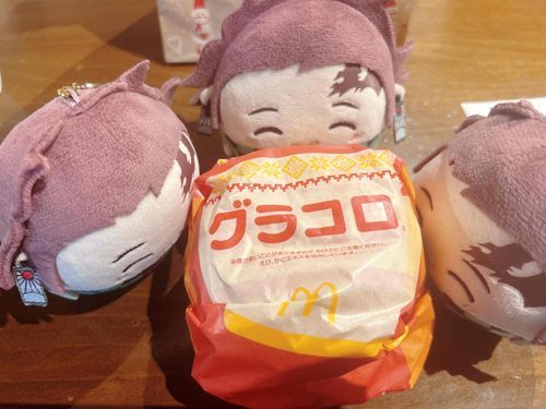 わーい！！
このきせつになるとはつばいされる ふかふかでトロトロのおいしいハンバーガーです！

ふわっとして サクッとして なかはトロトローってしてるんですよ！
いちどたべたらやみつきです！

おおきくおくちあけたら ガブーってほおばるのがおすすめです！
くちいっぱいにしあわせがひろがります！