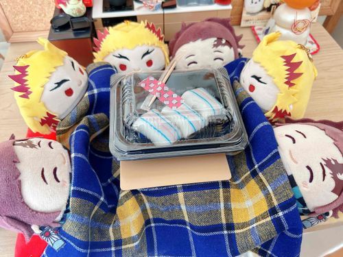 やぬしがはつもうでにいってきました！
おみくじがびみょうだったらしくて ちょっぴりへこんでました

おれたちはおるすばんだったので こたつでぬくぬくしてました！
おおきいこたつを ことしはつくってくれたんですよ！

いいこでおるすばんしていたので おみやげにおいしいおもちをかってきてくれました！
あまくておいしいんですよ！
おれ これだいすきです！